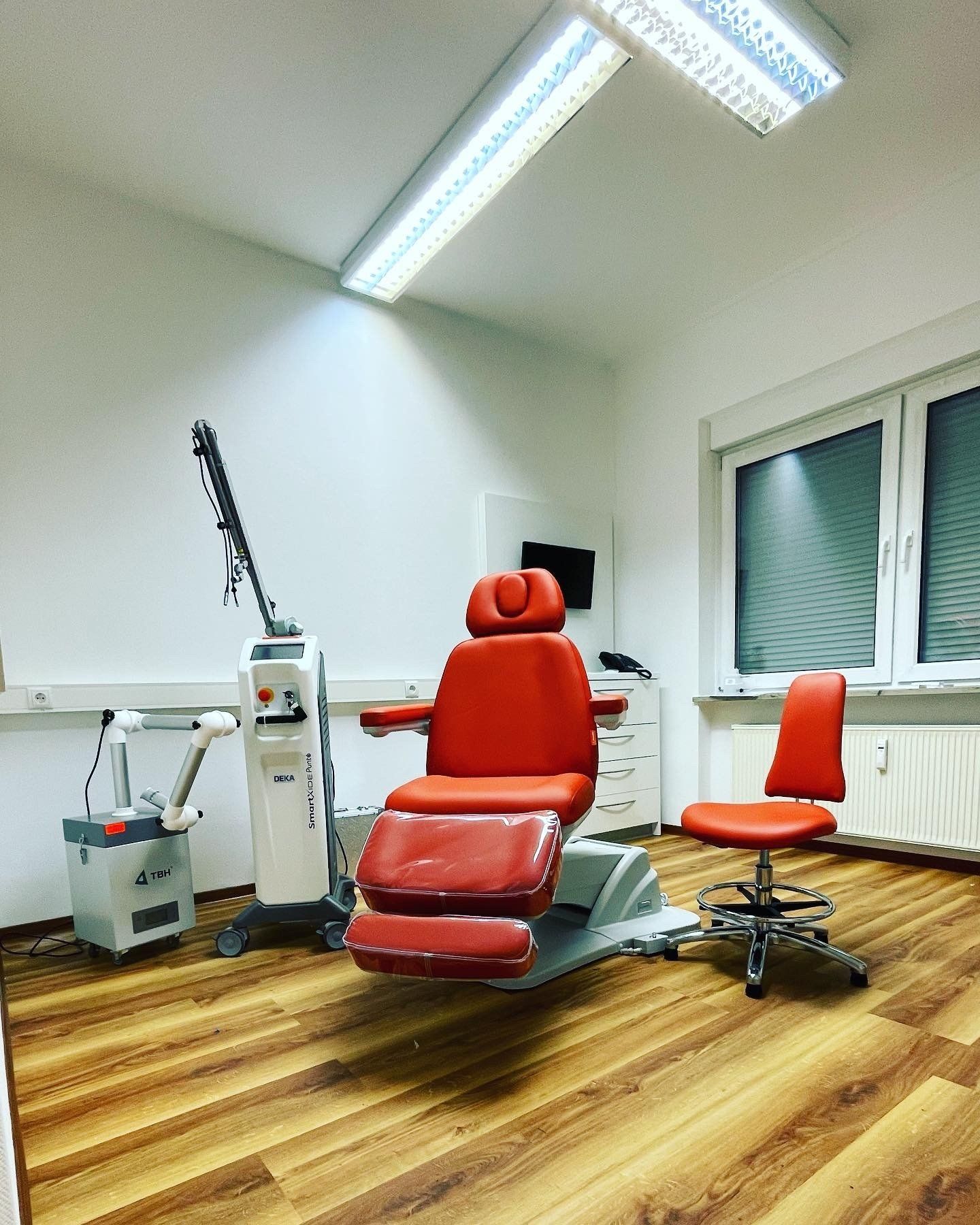 Laserbehandlungsraum mit Behandlungsliege
